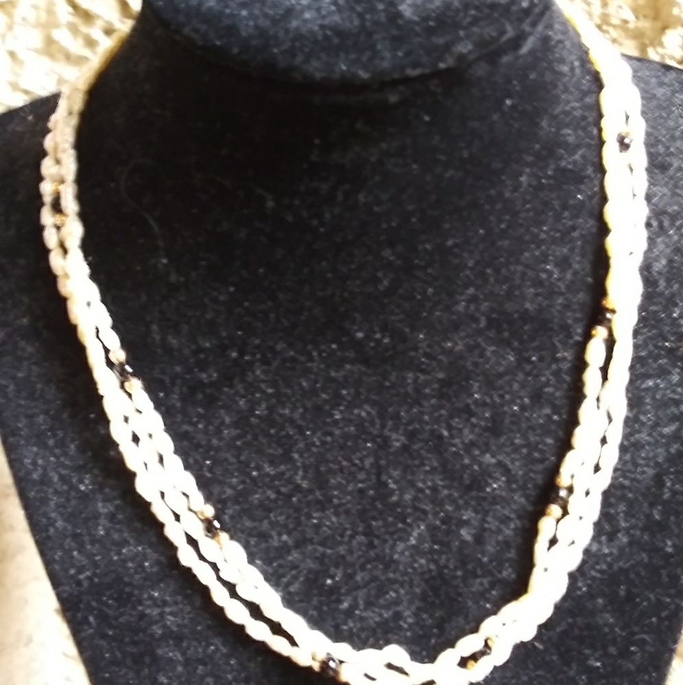 Fresh water pearl necklace with gold clasp & beads